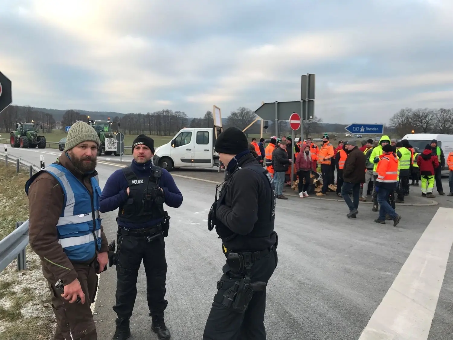Etwa 150 Teilnehmer haben die Autobahnauffahrten in Ortrand blockiert. Demo-Anmelder Nick Haubold (l.) spricht Details mit der Polizei ab.