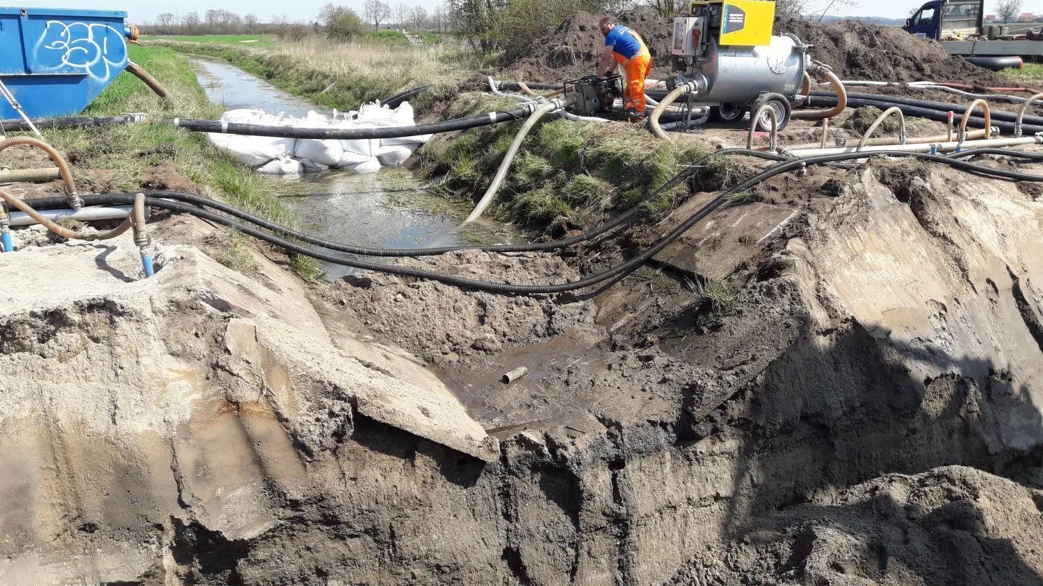 Die neue Trinkwassertransportleitung nach Elsterwerda musste zwischen Oschätzchen und Reichenhain den Teichgraben in offener Bauweise queren. Der betriebene Aufwand ist groß.