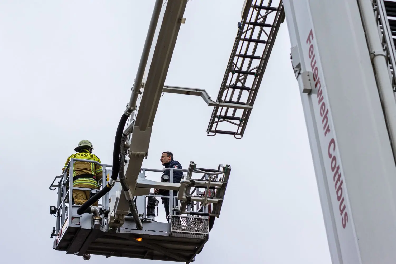 29.03.2020, Brandenburg, Drebkau: Brand im Drebkauer Volkshaus: Das Drebkauer Volkshaus wurde bei einem Brand in der Nacht zum Sonntag vollständig zerstört. 60 Kameradinnen und Kameraden der Drebkauer Feuerwehr und von Wehren der umliegenden Ortsteile sowie aus Cottbus konnten mit 15 Fahrzeugen verhindern, dass sich das Feuer auf das Schützenhaus und andere angrenzende Gebäude ausbreitete. Die Kriminalpolizei nahm die Brandursachenuntersuchung auf.Foto: Frank Hammerschmidt