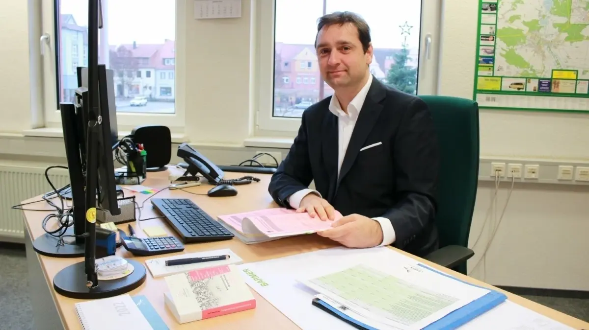 Peter Tyra ist über einem Jahr Kämmerer in Lübben. Zurzeit erarbeitet er den Doppelhaushalt für 2024 und 2025.
Peter Tyra ist seit September Kämmerer in Lübben und informierte die Stadtverordneten kürzlich über den Haushaltsplan für 2023.