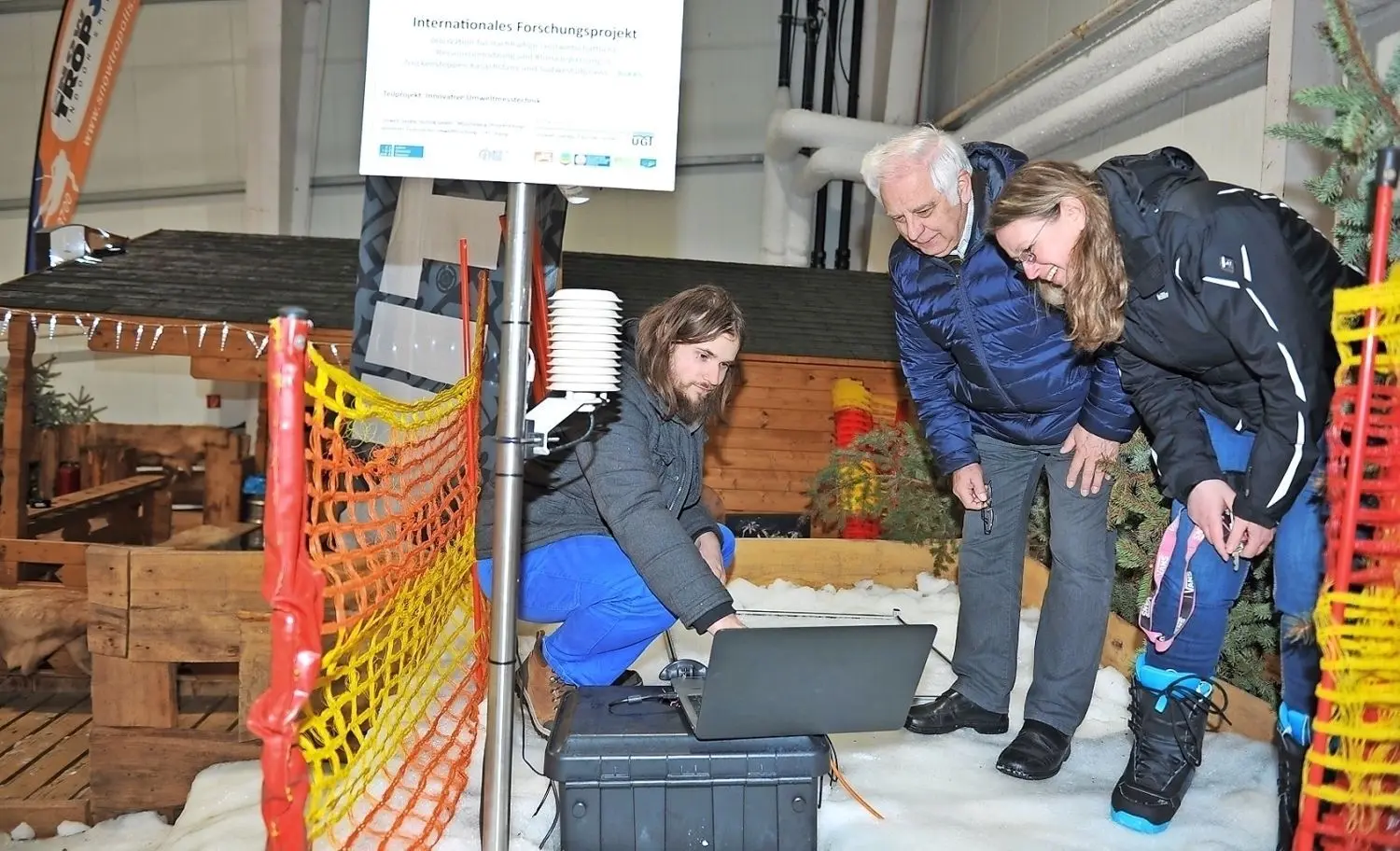 Dr. Manfred Seyfarth (M.), Entwicklungs-Ingenieur Leonart Zechmeister und Skihallen-Mitarbeiterin Anja Stoll (r.) nehmen das Versuchsfeld unter dem ewigen Eis in der Senftenberger Skihalle unter die Lupe. Im September sollen weitere Versuche in Senftenberg folgen.
