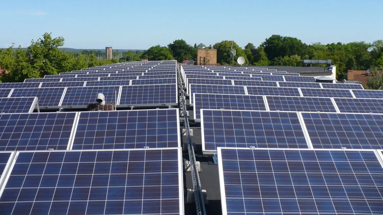 Solarmodule soweit das Auge reicht - so profitiert auch der Gemeinnützige Berufsbildungsverein Guben (GBV) von der SoGeLa-Investition auf seinem Dach in der Bahnhofstraße. Es war die zweite Anlage, die die Solargenossenschaft Lausitz nach ihrer Gründung im Jahr 2009 errichtet hat.