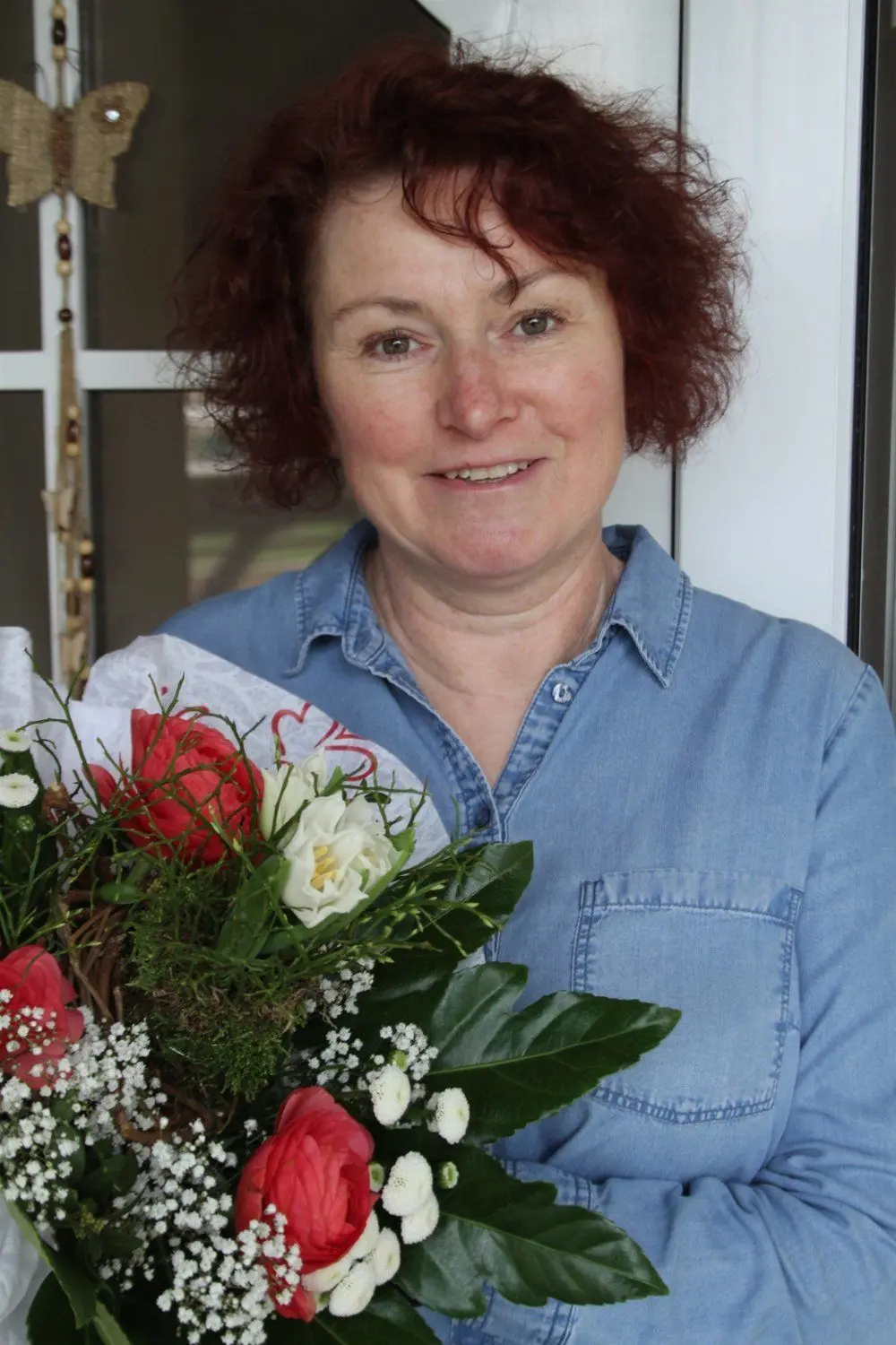 Doreen Knopf nahm den Blumenstrauß stellvertretend für das gesamte Team der Kita Spreewald um Leiterin Gabi Kutzscher  entgegen. Doris Strasen würdigte damit deren unermüdliche Leistung vor allem in Bezug auf die Brauchtumspflege des Spreewalds schon mit d