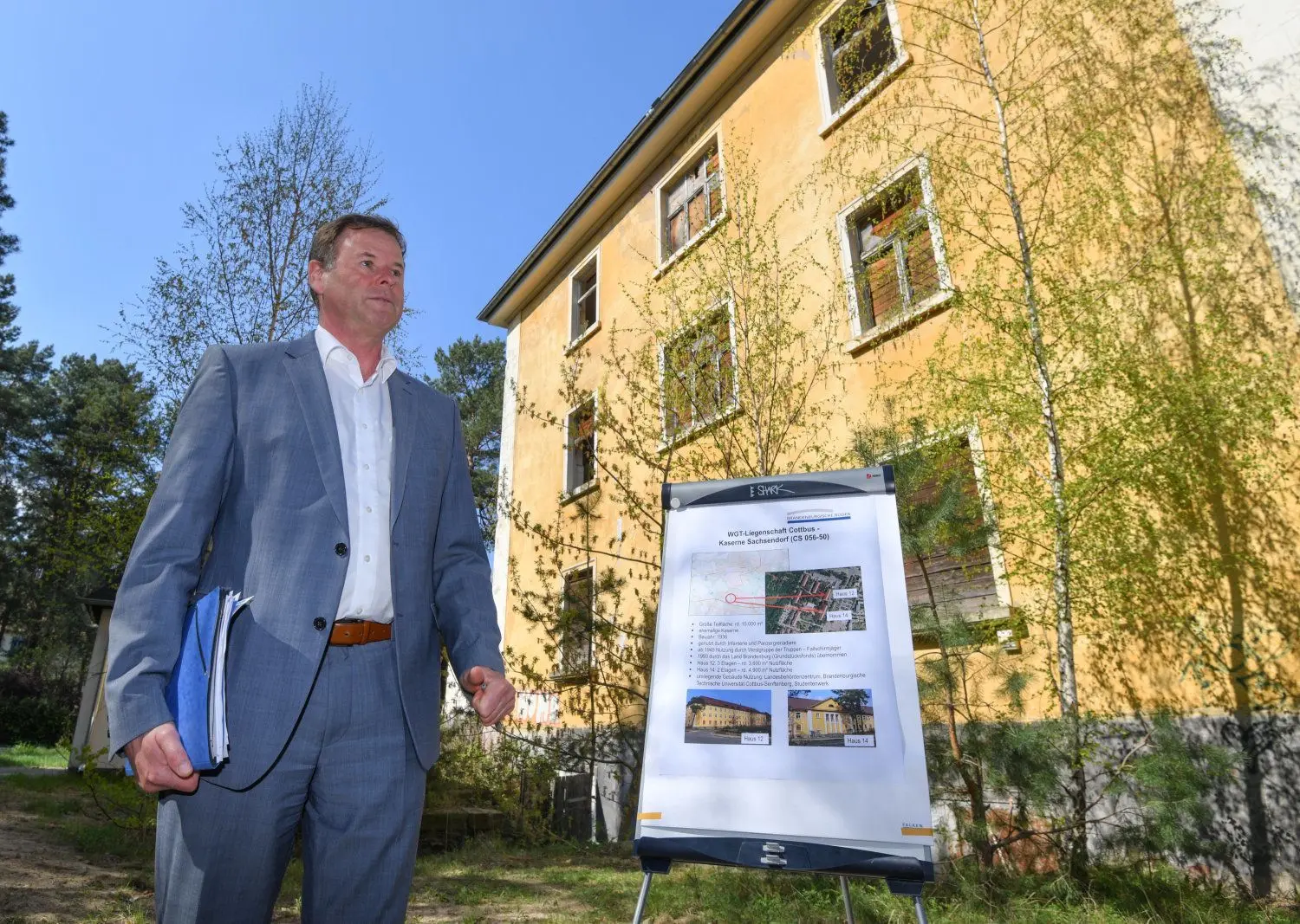 Im April 2019 besichtigte der damalige Finanzminister Brandenburgs, Christian Görke (Die Linke), den möglichen Ministeriumsstandort in Cottbus-Sachsendorf. Ein Umzug hätte laut Görke wegen der anstehenden Gebäudesanierungen bis zu 10 Millionen Euro gekostet.