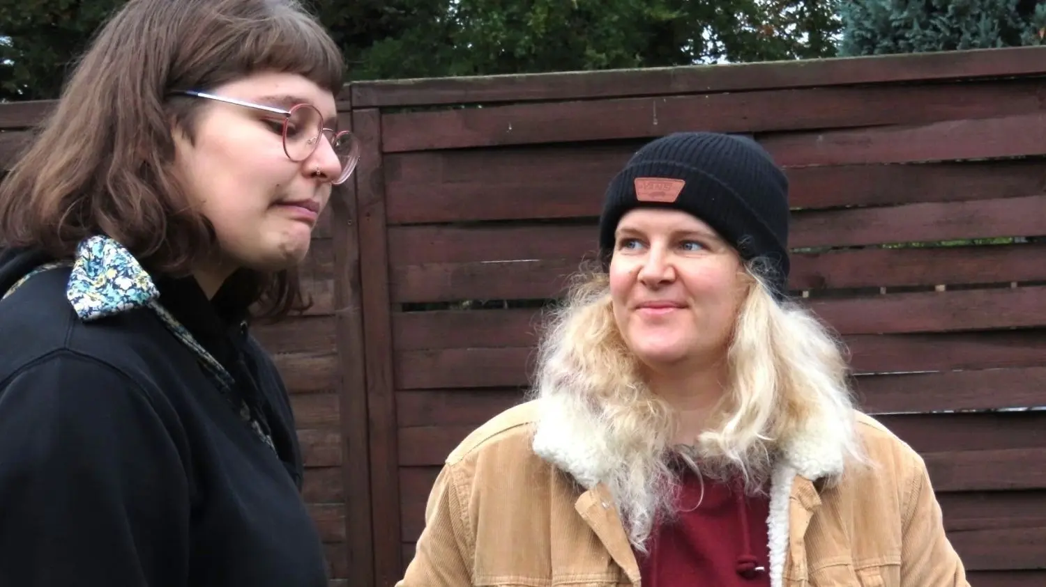 Die Sprembergerin Susanne Klug (r.) stellt für den Filmdreh ihren Kleingarten zur Verfügung, gesucht hat den Ort die Cottbuser Drehbuchautorin Sophie Riedel (l.).