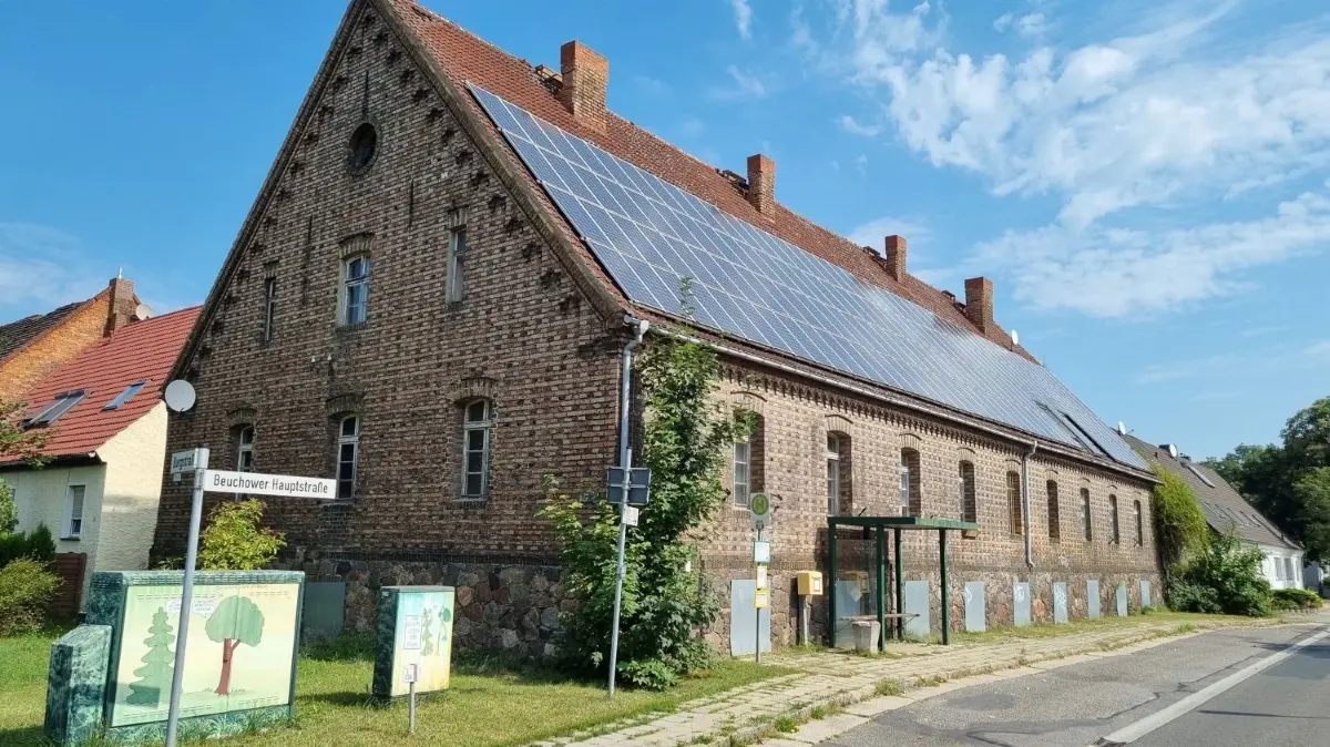 Das Inspektorenhaus in Beuchow ist ebenfalls mit Solar-Dachanlagen ausgestattet.
Das Inspektorenhaus in der Beuchower Hauptstarße shräg gegenüber dem Schloss.