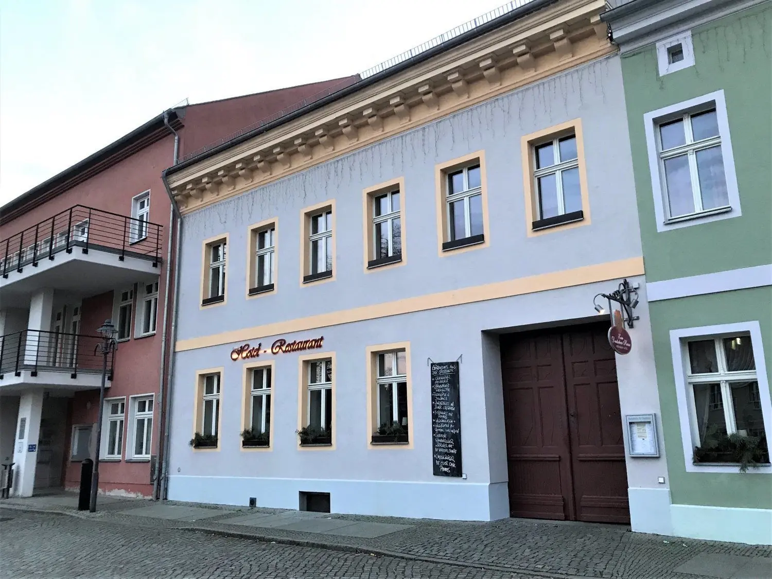 Im Restaurant "Zum Deutschen Hause" in Lübbenau hat Corona zu Einschränkungen geführt – die Öffnungszeiten sind massiv verkürzt worden und 2G-Plus führt zu Konflikten.