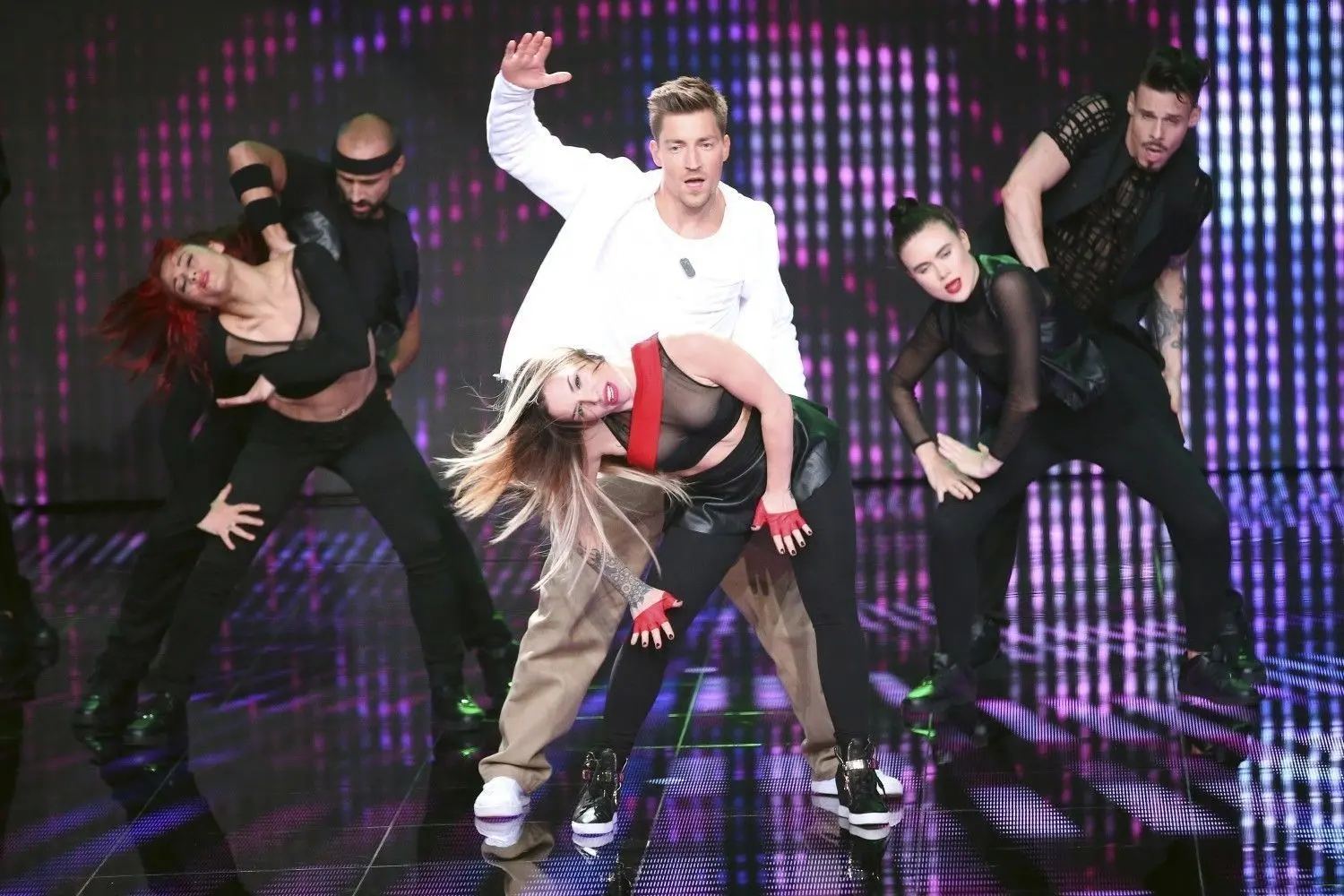 Flotte Sohle von Philipp Boy: „Dance Dance Dance“ hieß die sechsteilige Show-Reihe in der Ex-Turnstar Philipp Boy mit weiteren Prominenten auf die Bühne ging.