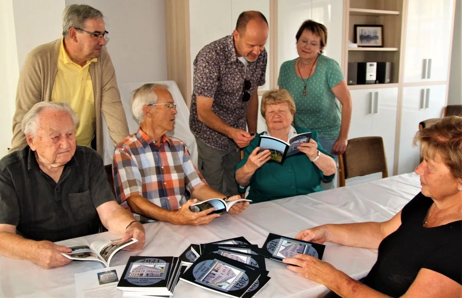 Die Heimatkalender-Redaktion des Spremberger Kulturbundes durchblättert mit Norbert Anspach (4.v.l.) gespannt das neuste Heft. Auf den Korrekturfahnen sehe doch alles immer noch etwas anders aus, finden die Autoren Günther Kraske (l.) und Joachim Paschke (3.v.l.).