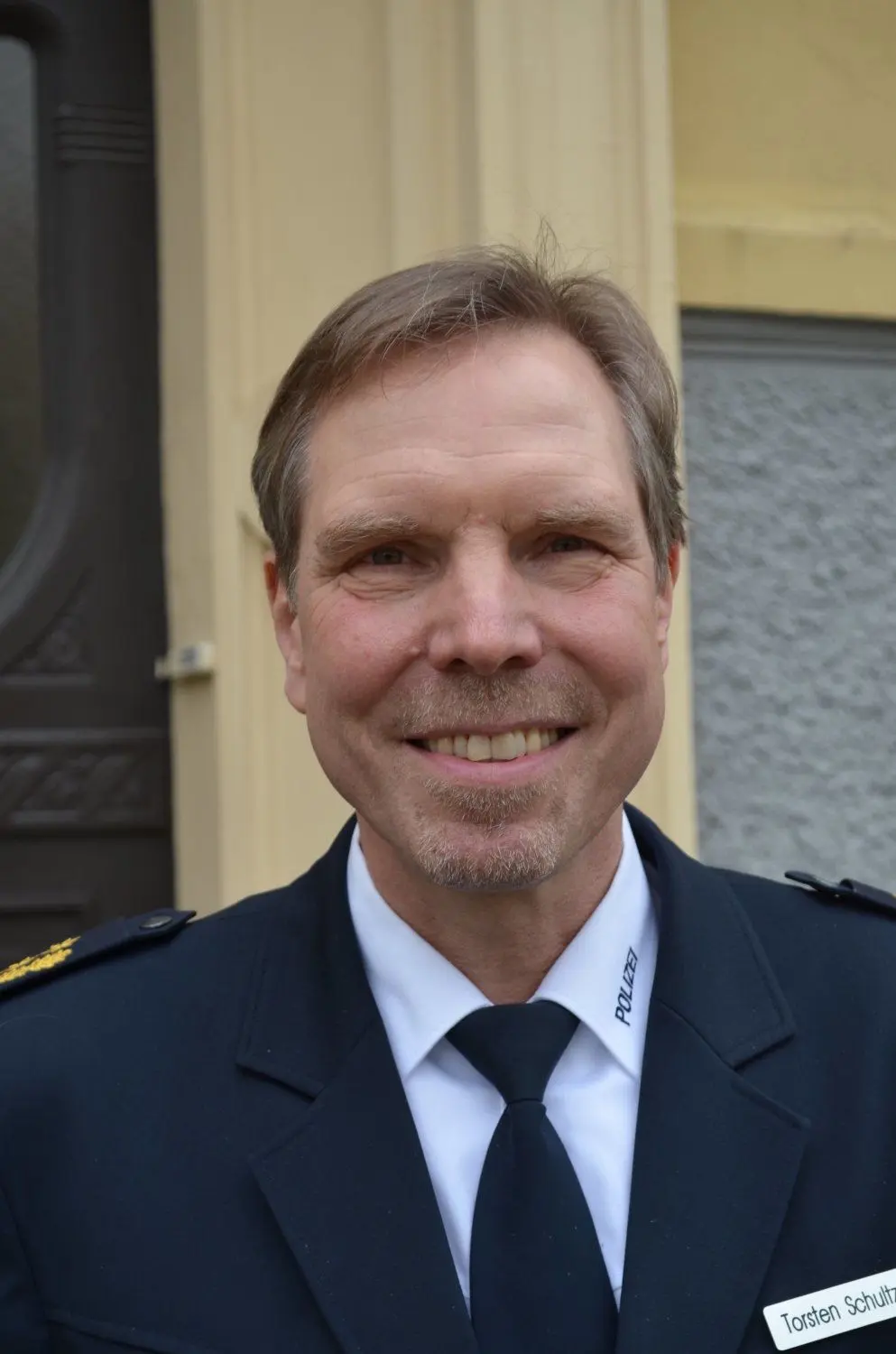 Torsten Schultze wird neuer Polizeipräsident in Leipzig und ersetzt Bernd Merbitz. Bislang ist Schultze Polizeipräsident in Görlitz gewesen - hier im Bild bei einem Termin in Hoyerswerda.