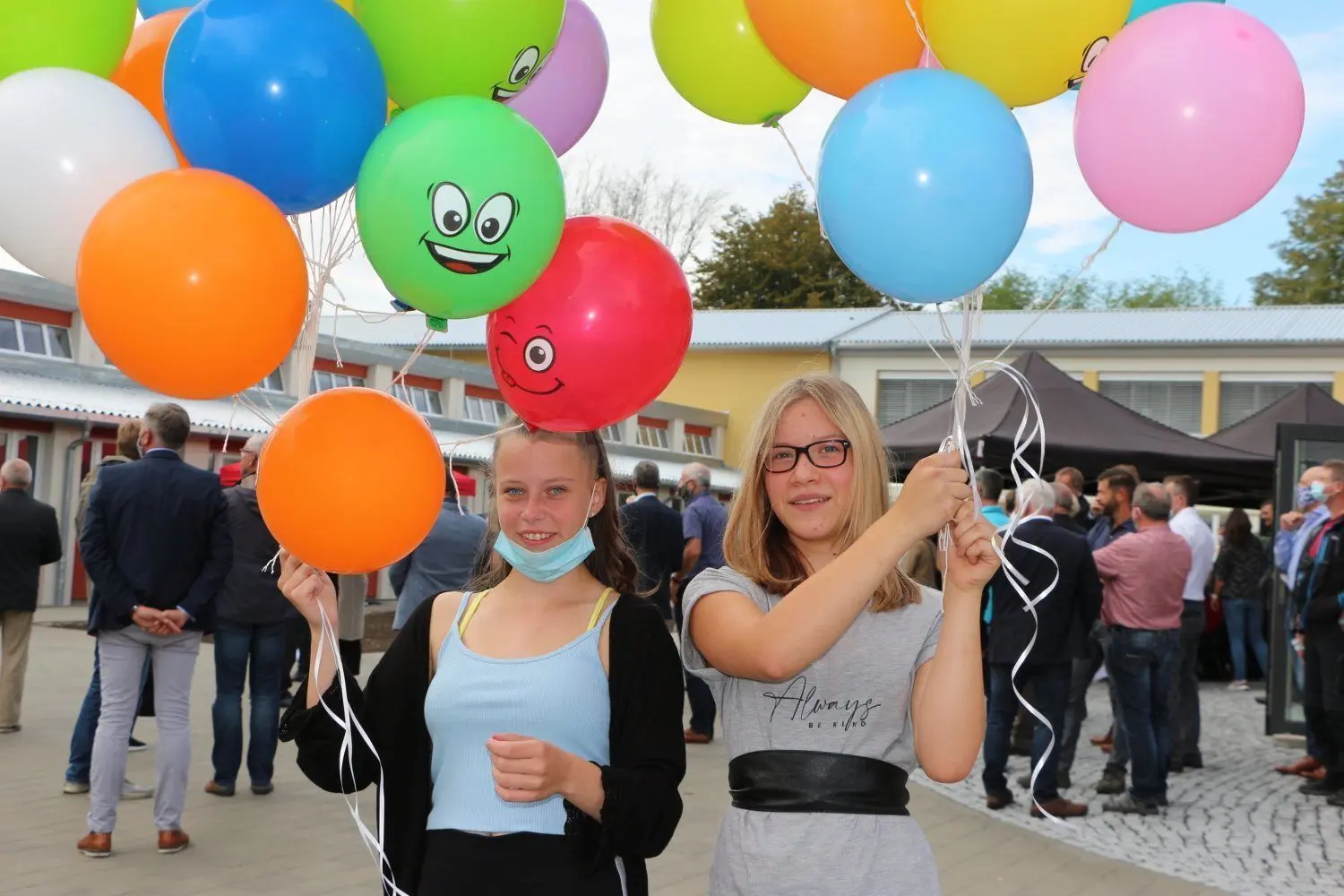 Frances Burucz (14) und Leonie Bruse (13) aus der Klasse 8b lassen zur offiziellen Eröffnung von Hoyerswerdas Neuer Oberschule Luftballons mit guten Wünschen zum Himmel aufsteigen.
