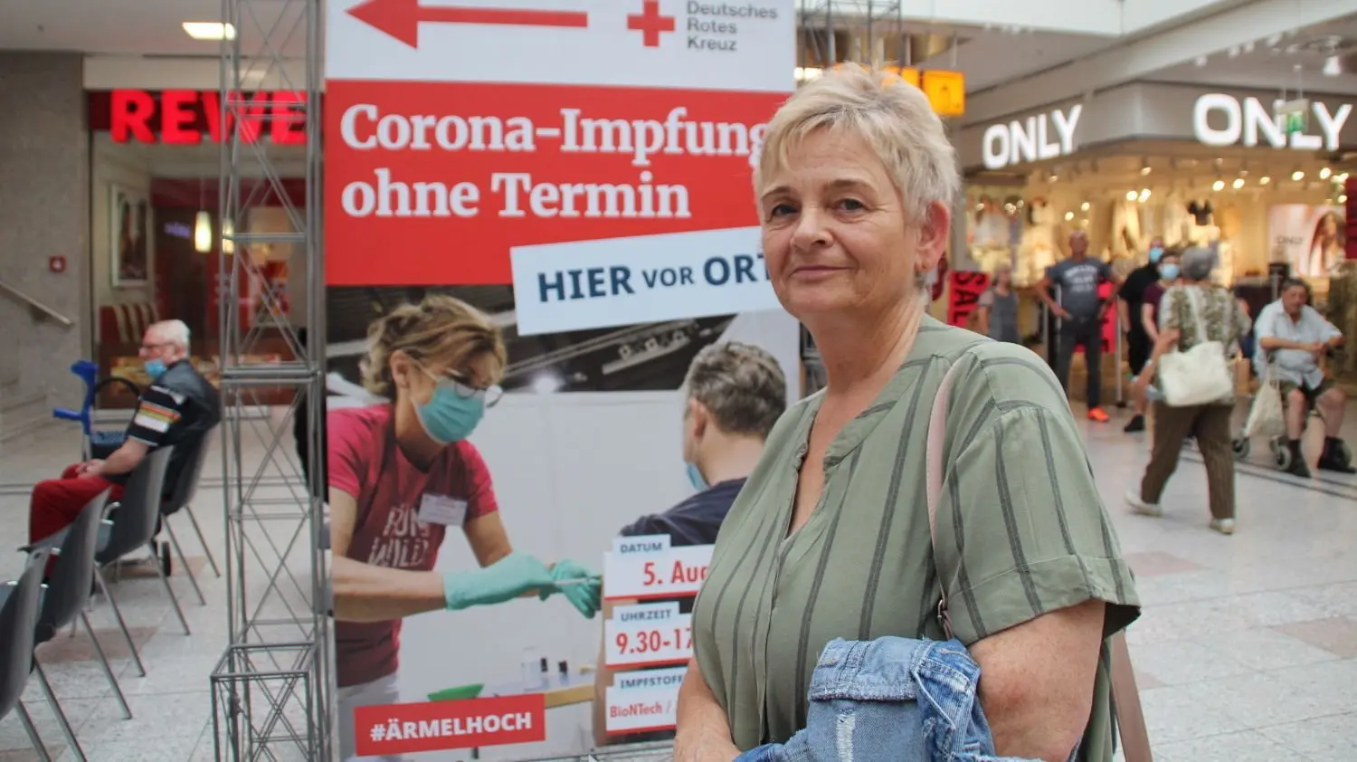 Katrin Uhli aus Hoyerswerda hat die Wartezeit von zwei Stunden in Kauf genommen, um sich ihre Corona-Schutzimpfung im Lausitz-Center abzuholen.