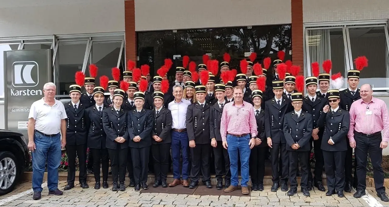 Das obligatorische Gruppenbild mit den Gästen aus Deutschland muss fast immer sein. Hier vor der Textilfabrik Karsten bei Blumenau.