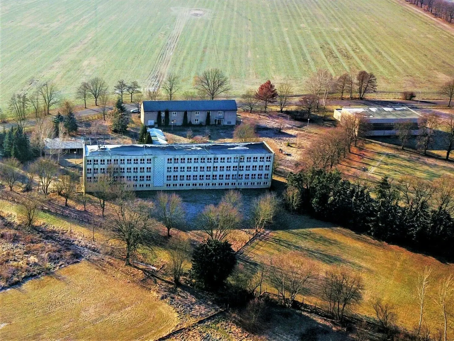 Der Schulkomplex in Groß Schacksdorf bei Forst hat einen neuen Besitzer. Für 90.000 Euro wurde das gesamte Objekt jüngst versteigert. 2013 wurde die Schule geschlossen und die Idee einer Erlebnisgastronomie wurde nicht umgesetzt.
