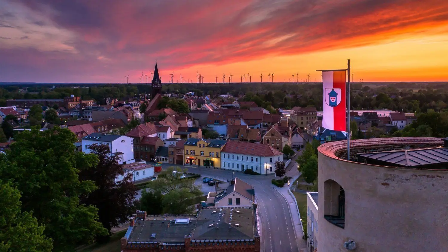 Endlich mal Flagge zeigen, das müsste die Stadt Bad Liebenwerda auch beim Verkehrskonzept für die Innenstadt. Seit Freigabe der B-183-Ortsumfahrung gibt es eine quälende Debatte mit immer wieder neuen Vorschlägen.