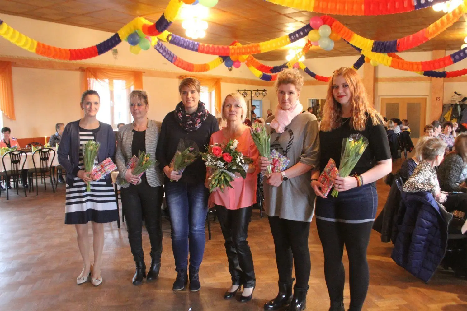 Die Frauen der Tanzgruppe aus Rietzneuendorf packen auch abseits von ihren Vorführungen mit an, wenn sie gebraucht werden.
