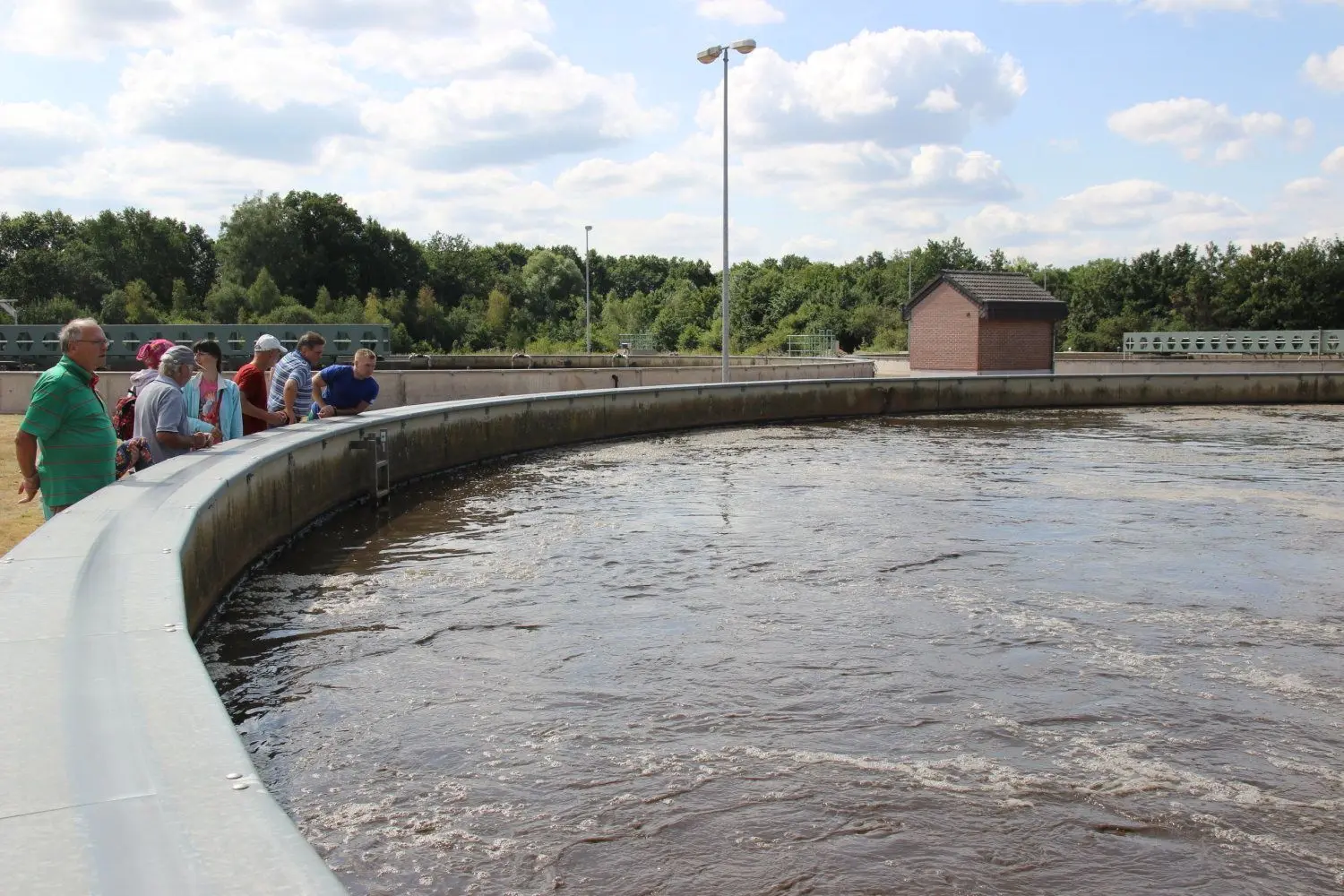In diesem Becken erfolgt mittels Bakterien die biologische Reinigung des Abwassers. Beim Tag der offenen Tür war am Donnerstag die Besichtigung möglich.