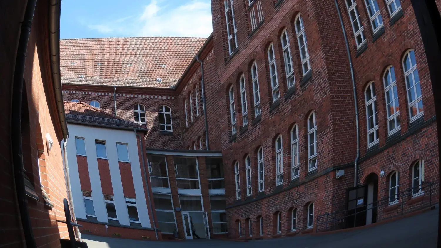 Sprembergs Oberschule an der Wirthstraße ist 2001/2002 saniert worden. 1905 war sie als höhere Mädchenschule eröffnet worden – „bewusst mitten in der Stadt“, wie Schulleiter Roland Wolter betont, „nicht am Rand“.