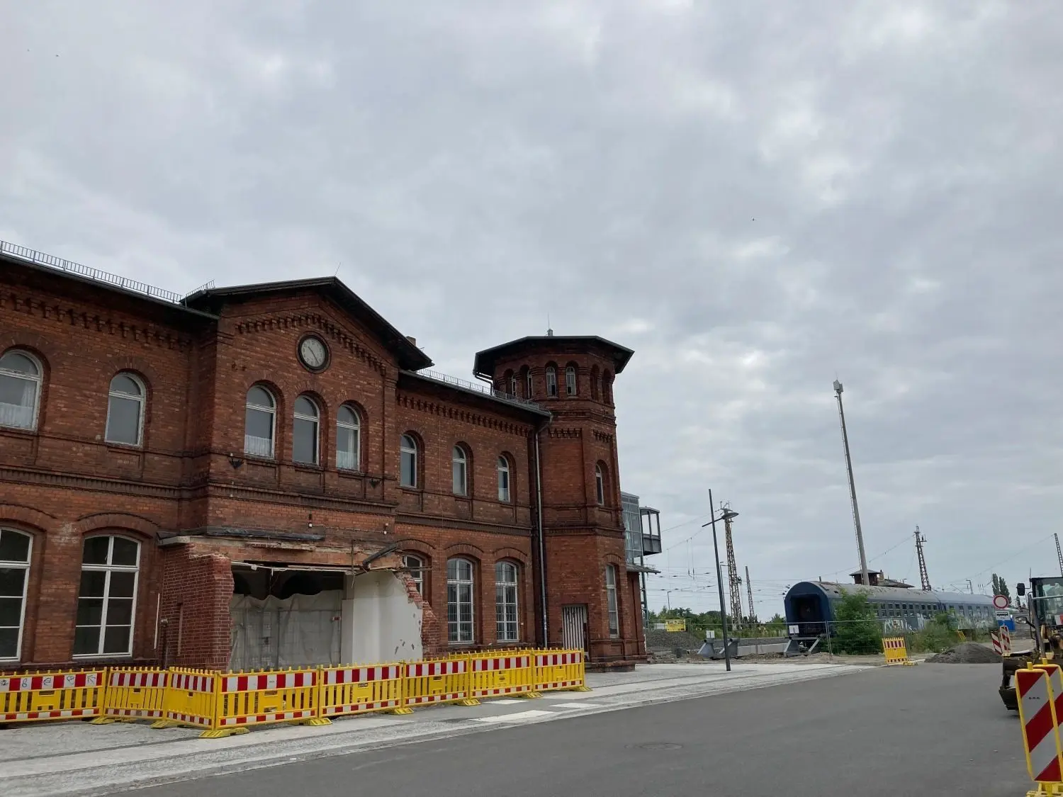Der Unternehmer Torsten Ratke will den Finsterwalder Bahnhof umbauen. Dessen Portal wurde nun abgerissen - ohne Genehmigung.