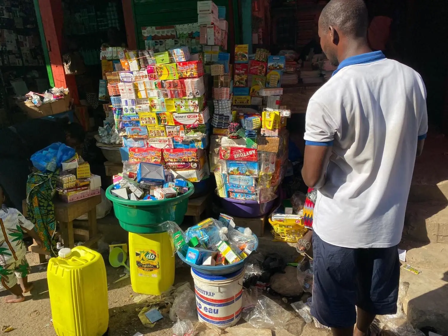 Ein Mann betrachtet Auslagen eines Verkaufsstandes auf dem Roxy in Abidjan (Elfenbeinküste), wo immer wieder gefälschte oder verdorbene Medikamente verkauft werden.