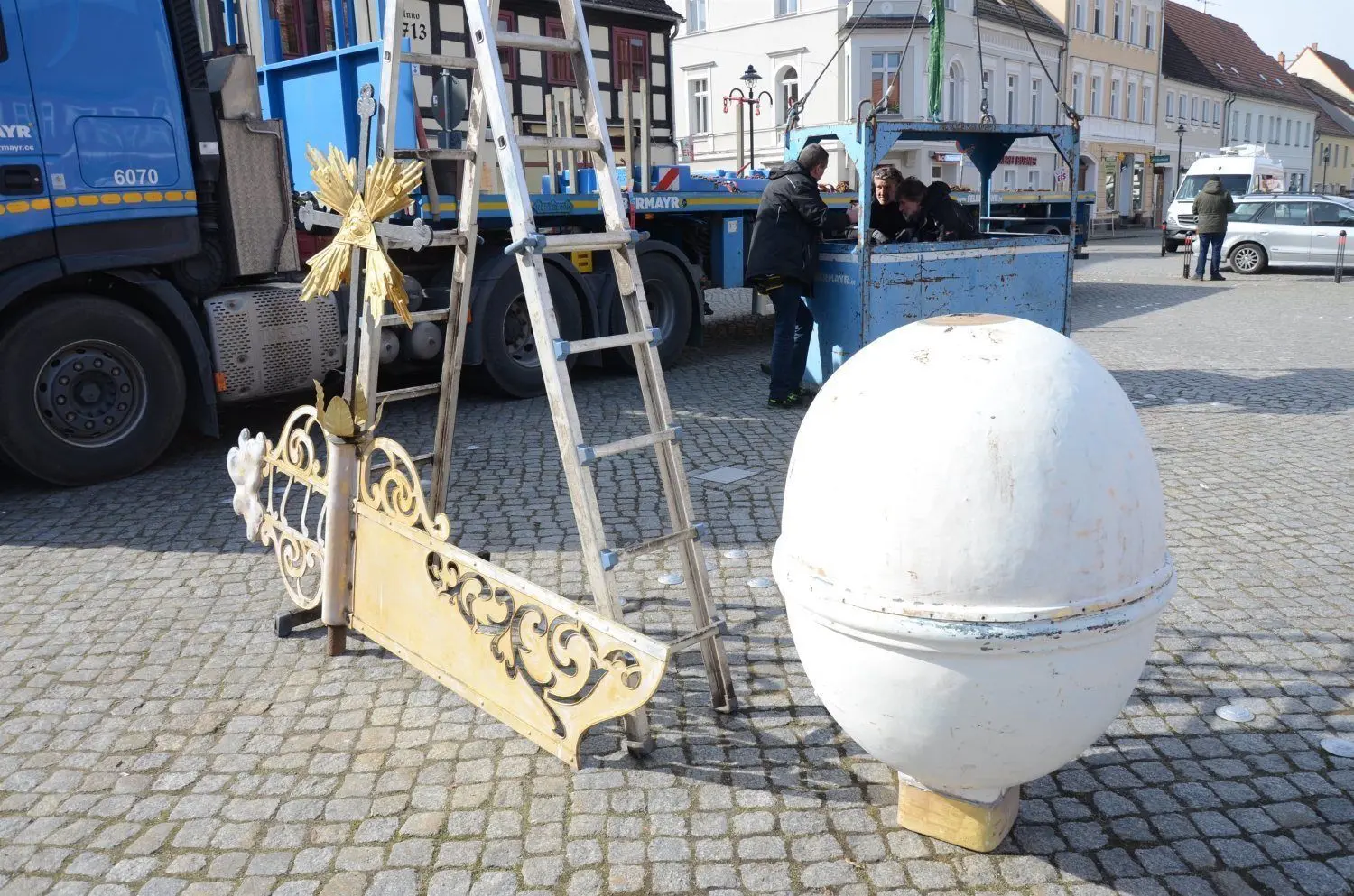 Nach der Demontage in luftiger Höhe wurde die Turmbekrönung auf dem Kirchplatz kurz ausgestellt.