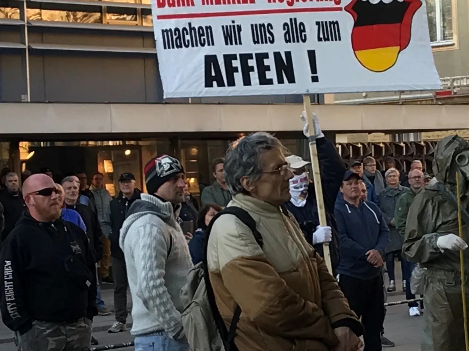 Mehrere Hundert Menschen sammelten sich in der Cottbuser Innenstadt. Die Polizei hat Anzeige gegen die Versammlungsleiterin erstattet.