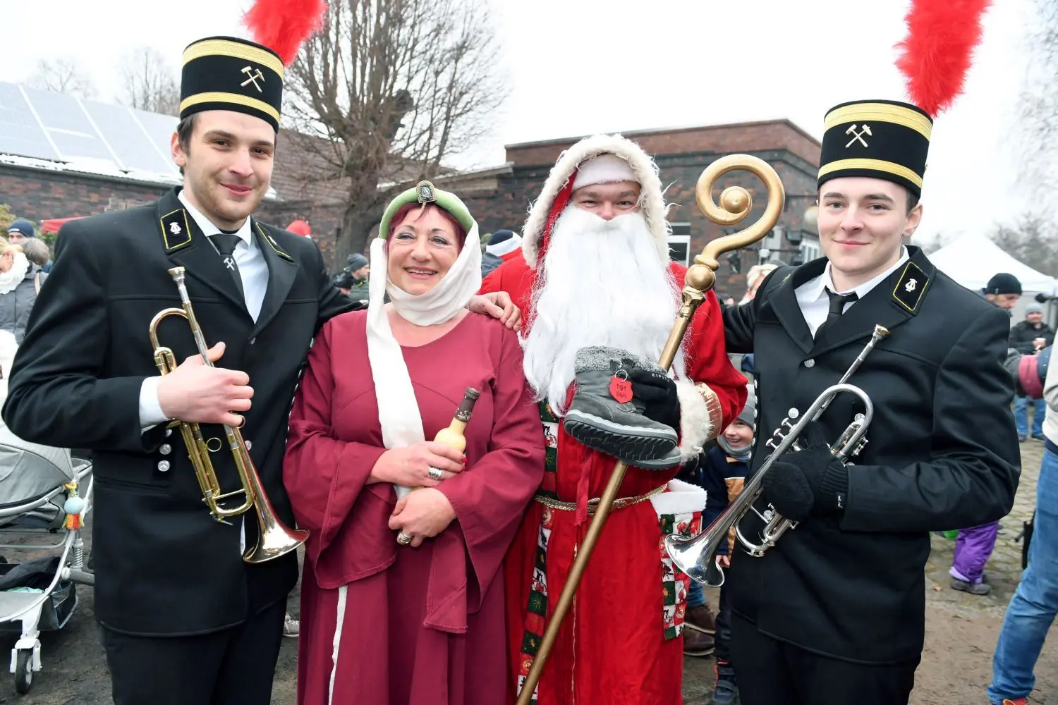 Erster Barbara-Tag in Plessa: Bergmann Lucas Schadock (22) mit der Schutzpatronin „Barbara“, dargestellt von Barbara Lyssi (33/69), dem Nikolaus und Bergmann Danny Zöllner (19, v.l.).