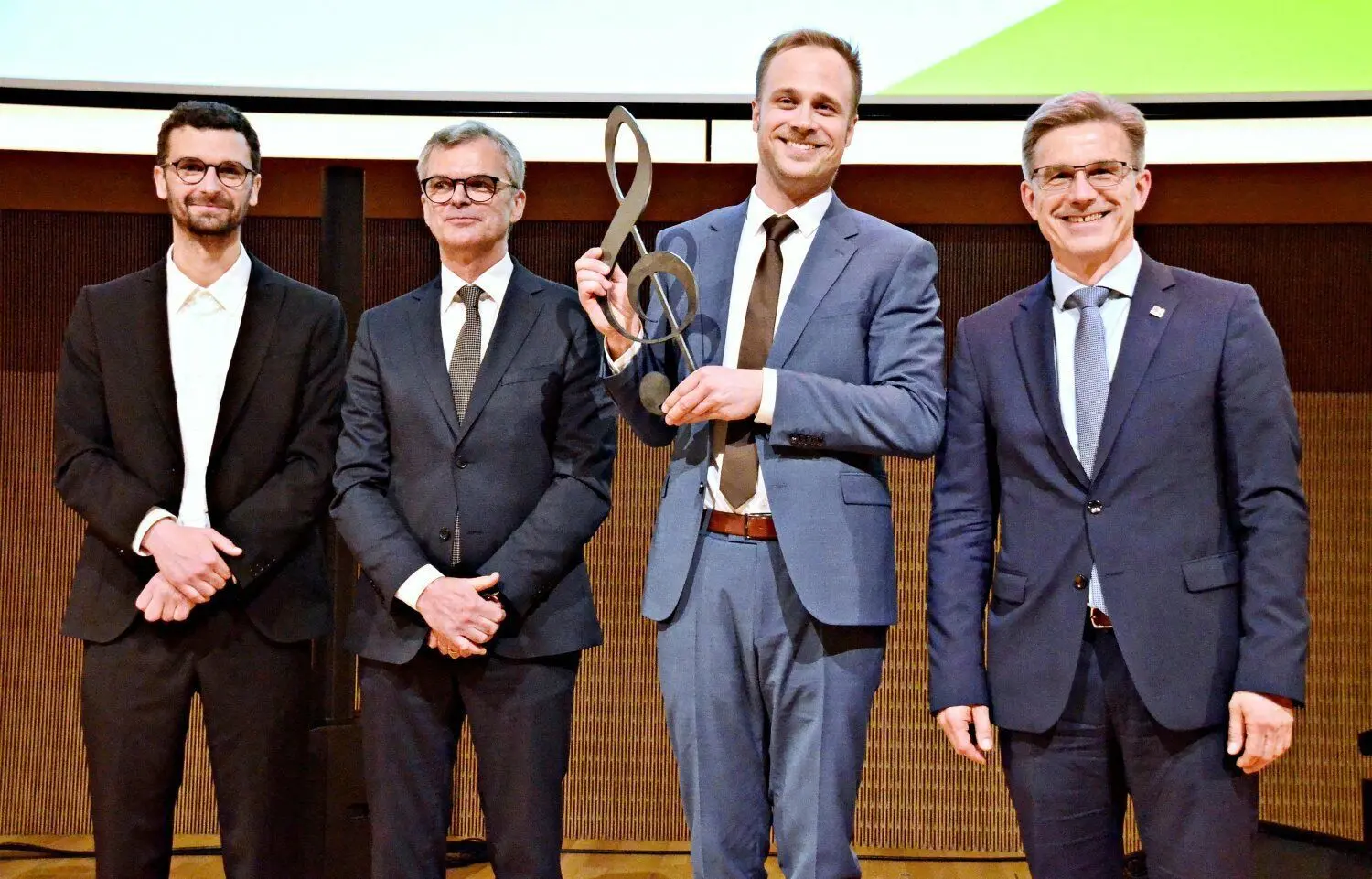 Feierliche Eröffnung der Stadthalle Kulturweberei in Finsterwalde am 21. April 2023. v.l. die Architekten Clemens und Jürgen Habermann, Eventmanager Jonas Gallin und Bürgermeister Jörg Gampe.