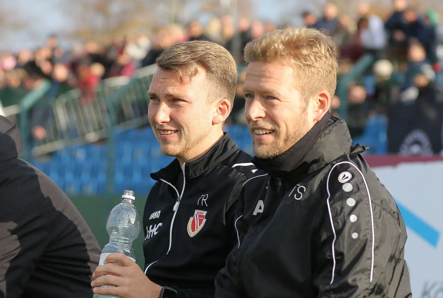 Video-Analyst Tobias Röder (links, neben Fitnesstrainer Tim Schneider) ersetzte gegen den BFC Dynamo den gesperrten Claus-Dieter Wollitz.