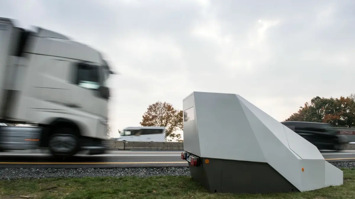 Ein sogenannter „Enforcement Trailer“ kann über mehrere Tage selbstständig die Geschwindigkeiten messen. Der Standort des Trailers ist jederzeit veränderbar.
ARCHIV - 17.10.2017, Nordrhein-Westfalen, Kamen: Fahrzeuge passieren an der Autobahn A1 bei Kamen einen sogenannten «Enforcement Trailer», eine mobile Anlage zur Geschwindigkeitsmessung. Die Anlage besitzt eine eigene Stromversorgung und kann über mehrere Tage selbstständig die Geschwindigkeiten messen. Der Standort des Trailers ist dabei jederzeit veränderbar. (zu dpa: «Mehr Verkehrstote - Land für mehr Blitzer und echte Lkw-Notbremsen» vom 20.02.2018) Foto: Bernd Thissen/dpa +++ dpa-Bildfunk +++