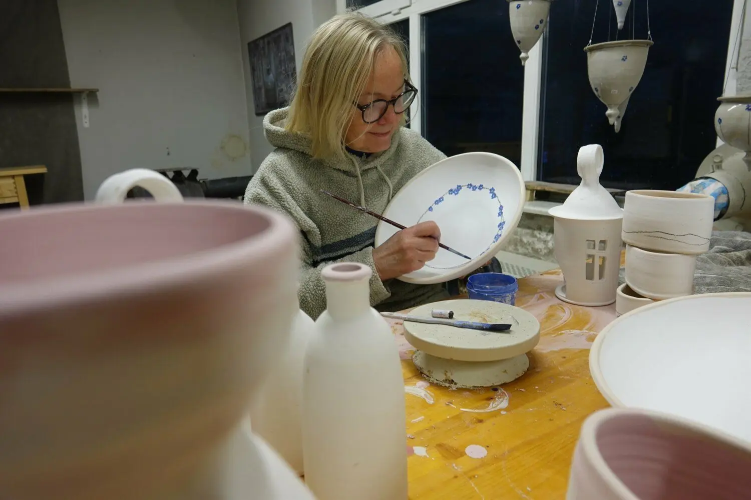Tupfen für Tupfen entsteht das Muster auf einer Schale in der Werkstatt von Kathrin Najorka in Krauschwitz.