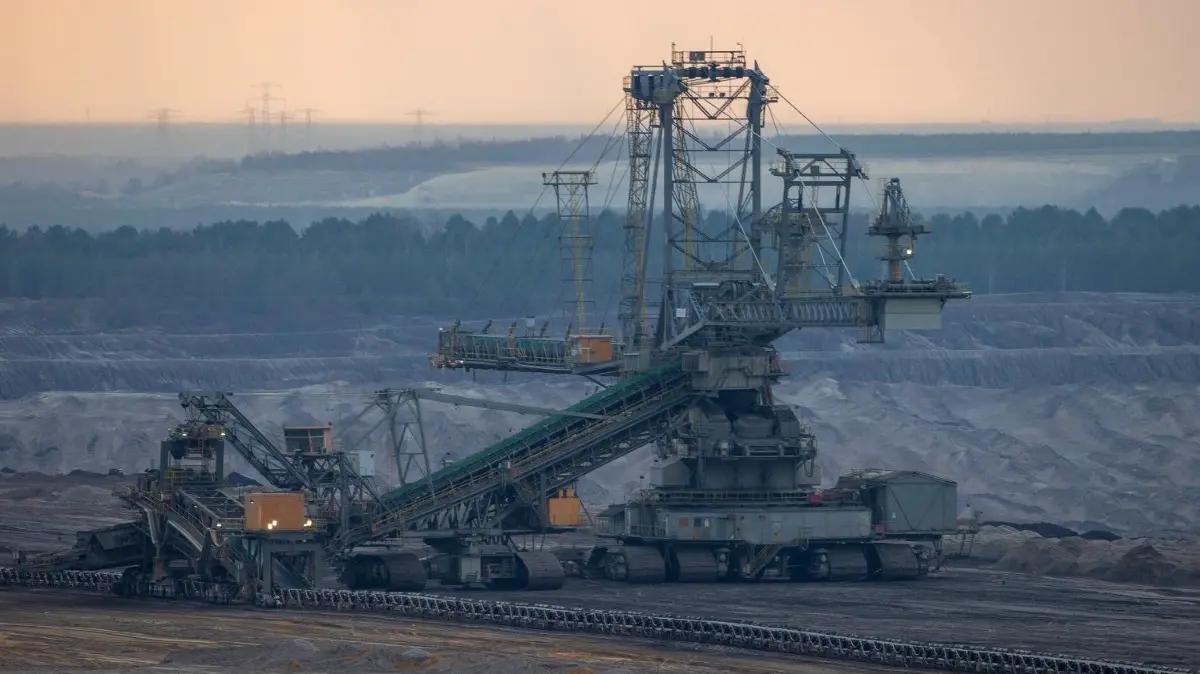 Wie lange sich im Tagebau Nochten noch die Bagger drehen, dass will die Bundesregierung laut Sachsens Regionalminister Thomas Schmidt im August oder September vorstellen.
Ein Kohlebagger im Tagebau Nochten, aufgenommen vom dem 30 Meter hohen Turm am schweren Berg. Umweltschutzaktivisten wollten hier gegen die Klimapolitik der Bundesregierung in der Lausitz protestieren. +++ dpa-Bildfunk +++