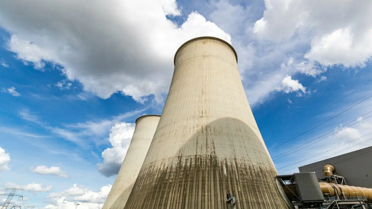 Das Kraftwerk Jänschwalde geht wieder voll ans Stromnetz. Block E ist bereit zu liefern.
Kühltürme im Kraftwerk Jänschwalde geben Wasserdampf an die Umgebung ab.
Die im Kraftwerk Jänschwalde seit 2018 bzw. 2019 in Sicherheitsbereitschaft gehaltenen Blöcke E und F werden zurzeit - vorbehaltlich einer Entscheidung des Brandenburgischen Landesumweltamtes für Umwelt (LfU) - auf ein Wiederanfahren vorbereitet.
Foto: Frank Hammerschmidt