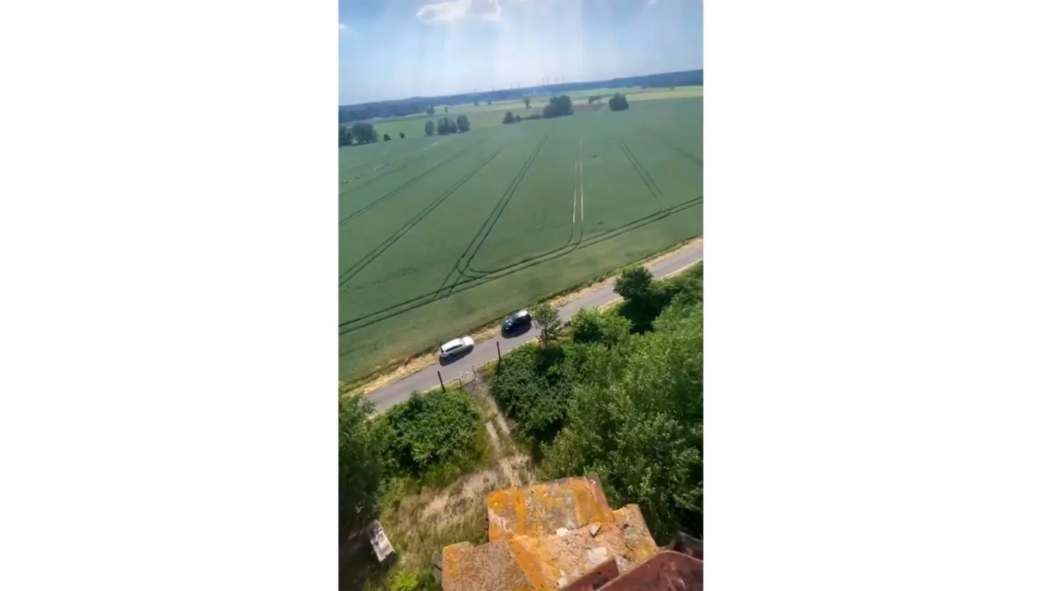 Fynn Kliemann zeigt den Ausblick von oben. Der Gubener Wasserturm ist laut Kliemann 30 Meter hoch.