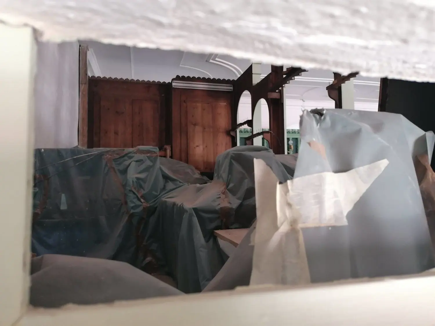 Kommt der Maler? Was aussieht wie ein Wohnzimmer mit abgedeckten Möbeln, ist in Wirklichkeit die hölzerne Hülle der Orgel ohne Pfeifen.