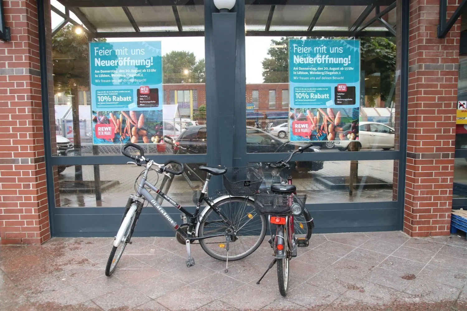 Mit Plakaten wird die Neueröffnung des Rewe-Markts in der Weinbergstraße angekündigt.