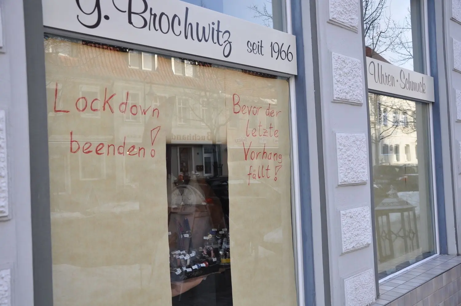 In Bad Liebenwerda haben Geschäftsleute ihre Schaufenster weiß verhangen und mit Plakaten gegen die verordnete Corona-Zwangsschließung versehen.