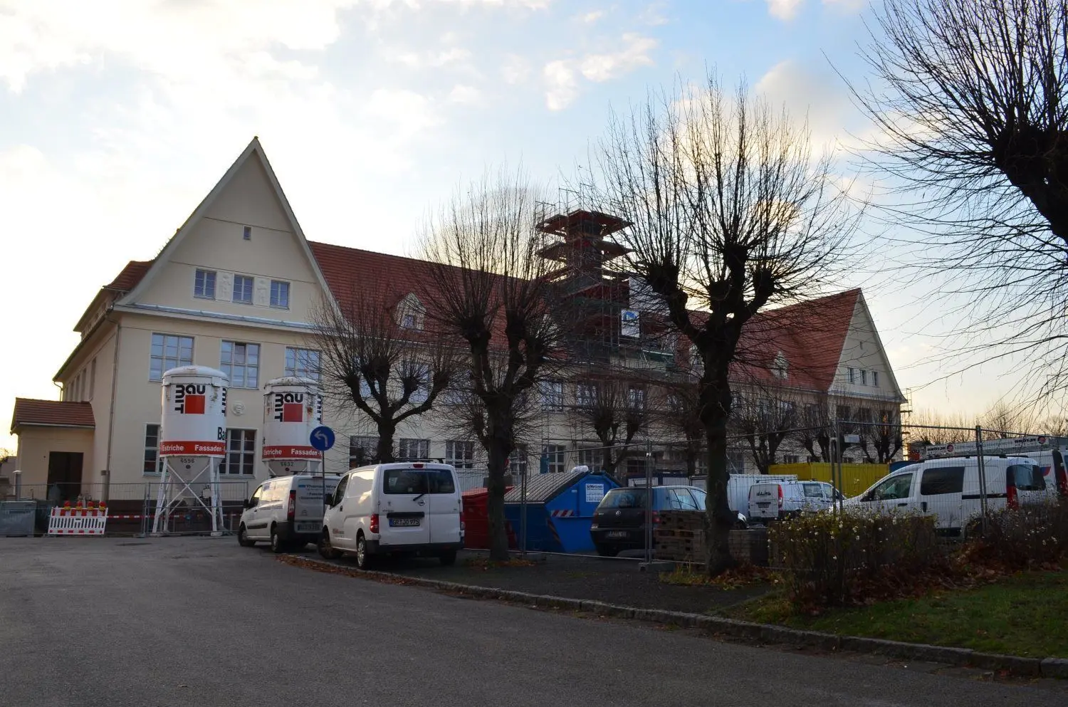 Die Schule am Markt in Laubusch wird bis Mitte 2021 zur Grundschule umgebaut. Laut Lautas Bauamtsleiterin Katrin Peter sind die Arbeiten im Zeitplan. Zwischen 18.12.20 und 4.1.21 ist Weihnachtsruhe.