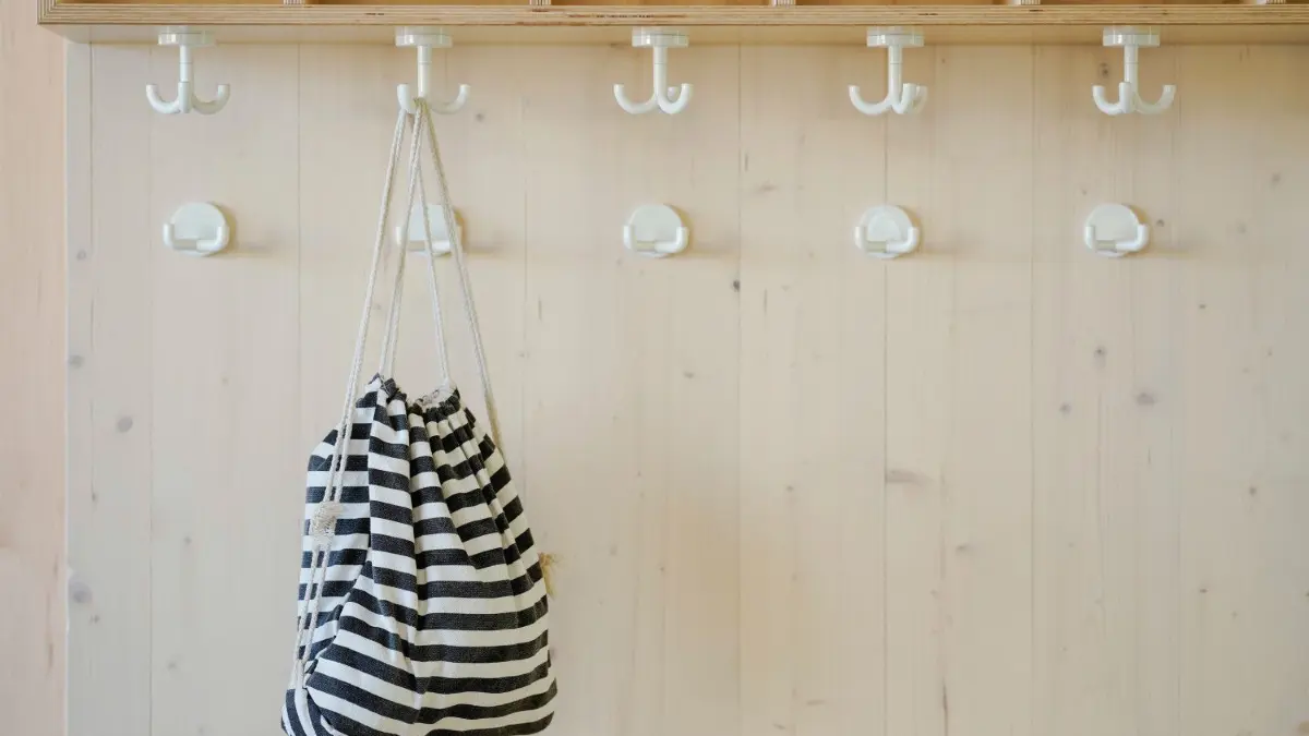 Die Kita in der Forster Tagorestraße bleibt vorerst geschlossen.
23.03.2020, Baden-Württemberg, Schriesheim: Eine einzelner Turnbeutel hängt im Kindergarten ·Kinderschachtel· an der Garderobe. Flächendeckend sind Schulen und Kitas wegen der sich weiter ausbreitenden Coronavirus-Pandemie geschlossen. Foto: Uwe Anspach/dpa +++ dpa-Bildfunk +++