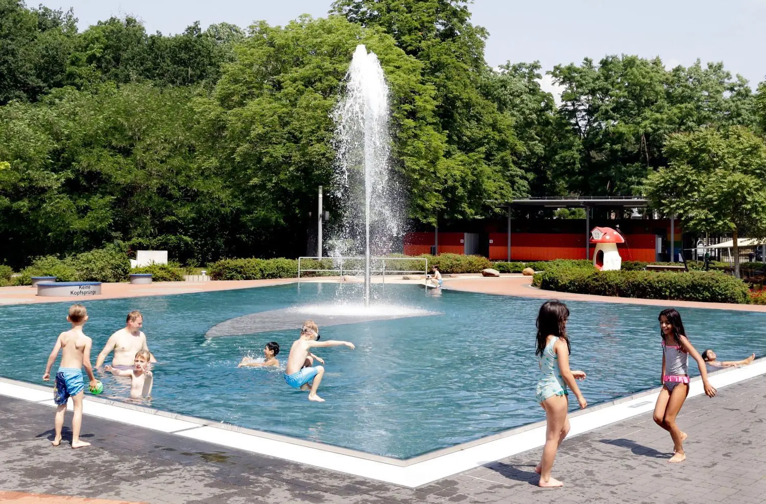 Badevergnügen pur genießen. Das ist auch mit Abstandsregeln im Luckauer Freibad möglich.⇥Fotos: