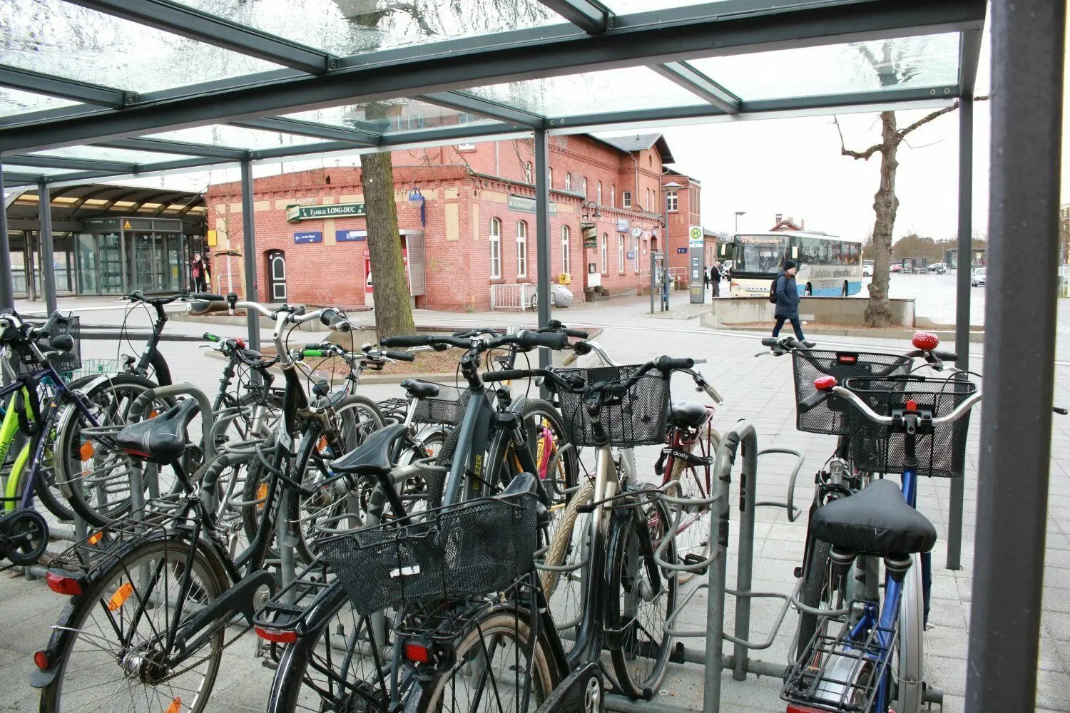 Überdacht und damit trocken stehen die Fahrräder am Bahnhof Lübben. Jetzt kommen abgeschlossene Stellplätze dazu.