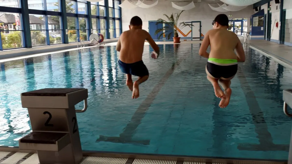 Der Sprung ins Wasser wird teurer.
Seit Mittwoch, 1. September, ist die Schwimmhalle in Weißwasser wieder geöffnet.