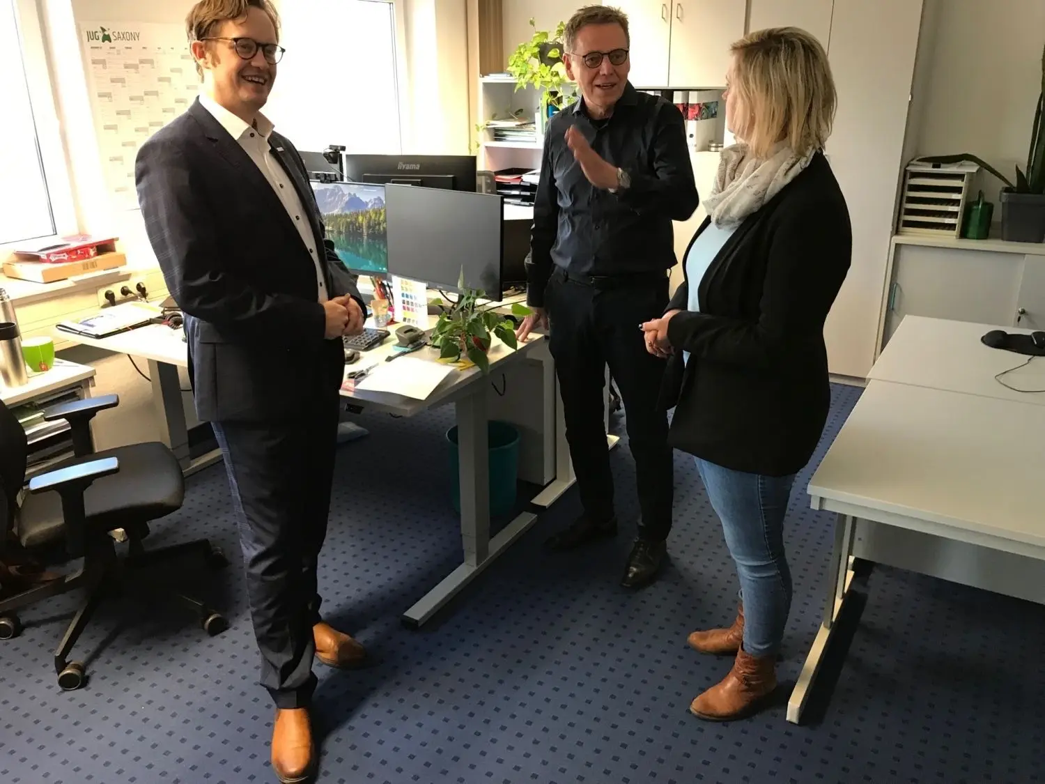 Zedas-Geschäftsführer Wolfgang Jahn (M.) im Gespräch mit Bürgermeister Andreas Pfeiffer und Wirtschaftsförderin Franziska Wölkerling.