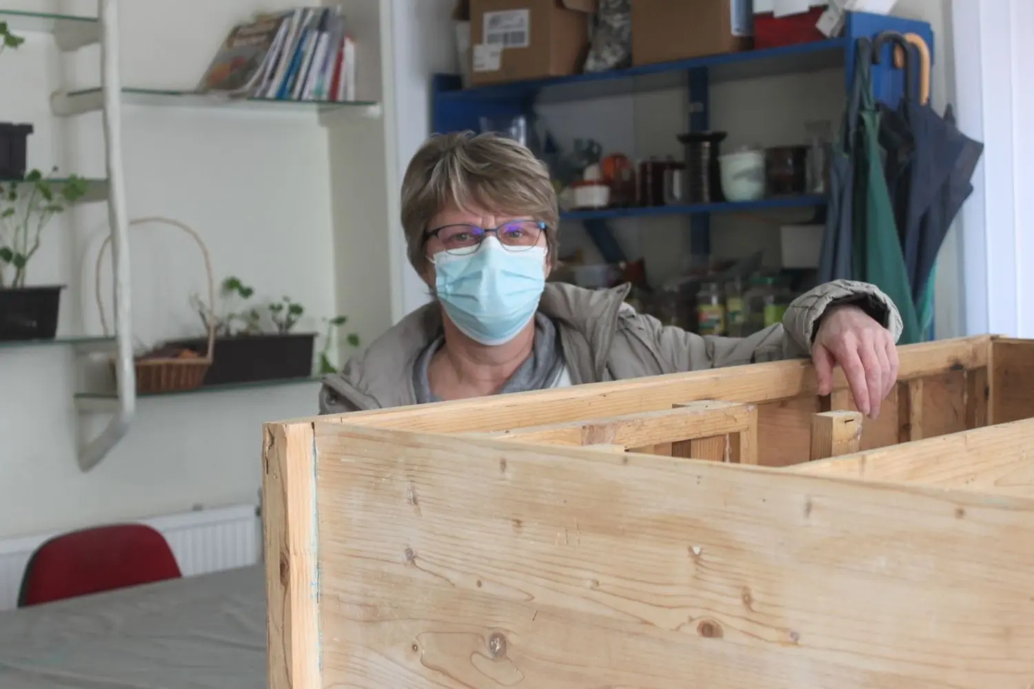 Karin Kühne, Leiterin der Herzberger Produktionsschule, an Peggys Schrank. Sie freut sich über die gute Entwicklung der jungen Frau, sorgt sich aber um die Zukunft der Schule und des Projektes. Peggy ist derzeit eine von nur zehn Teilnehmerinnen und Teilnehmern.
