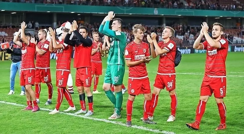 Diesen Abend werden auch die Spieler des FCE nicht vergessen: Mit einer extrem jungen Mannschaft boten sie dem Rekordmeister lange Paroli. ⇥