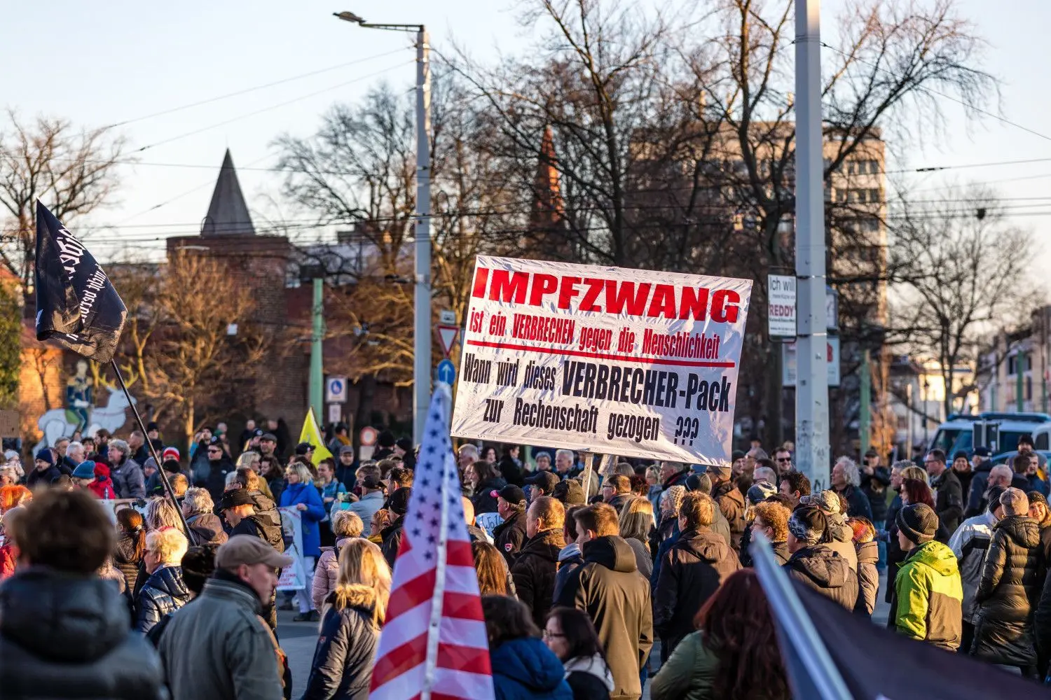 Teilnehmer protestieren in Cottbus gegen den berufsbezogenen und den allgemeinen Impfzwang, der jetzt im Bundestag diskutiert wird.
