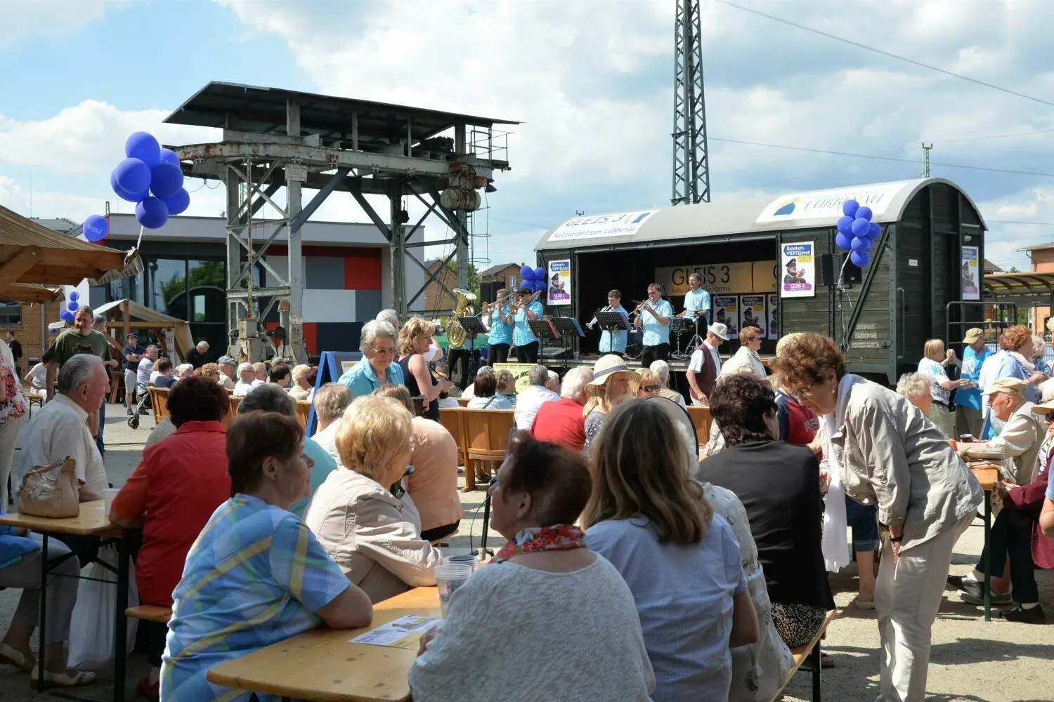 Seit Jahren steht der Juni in Lübbenau und am Gleis 3 ganz im Zeichen des Bahnhofsviertelfestes. Zwei Jahre war nun Pause – coronabedingt. Pfingstsamstag wird endlich wieder gefeiert.
