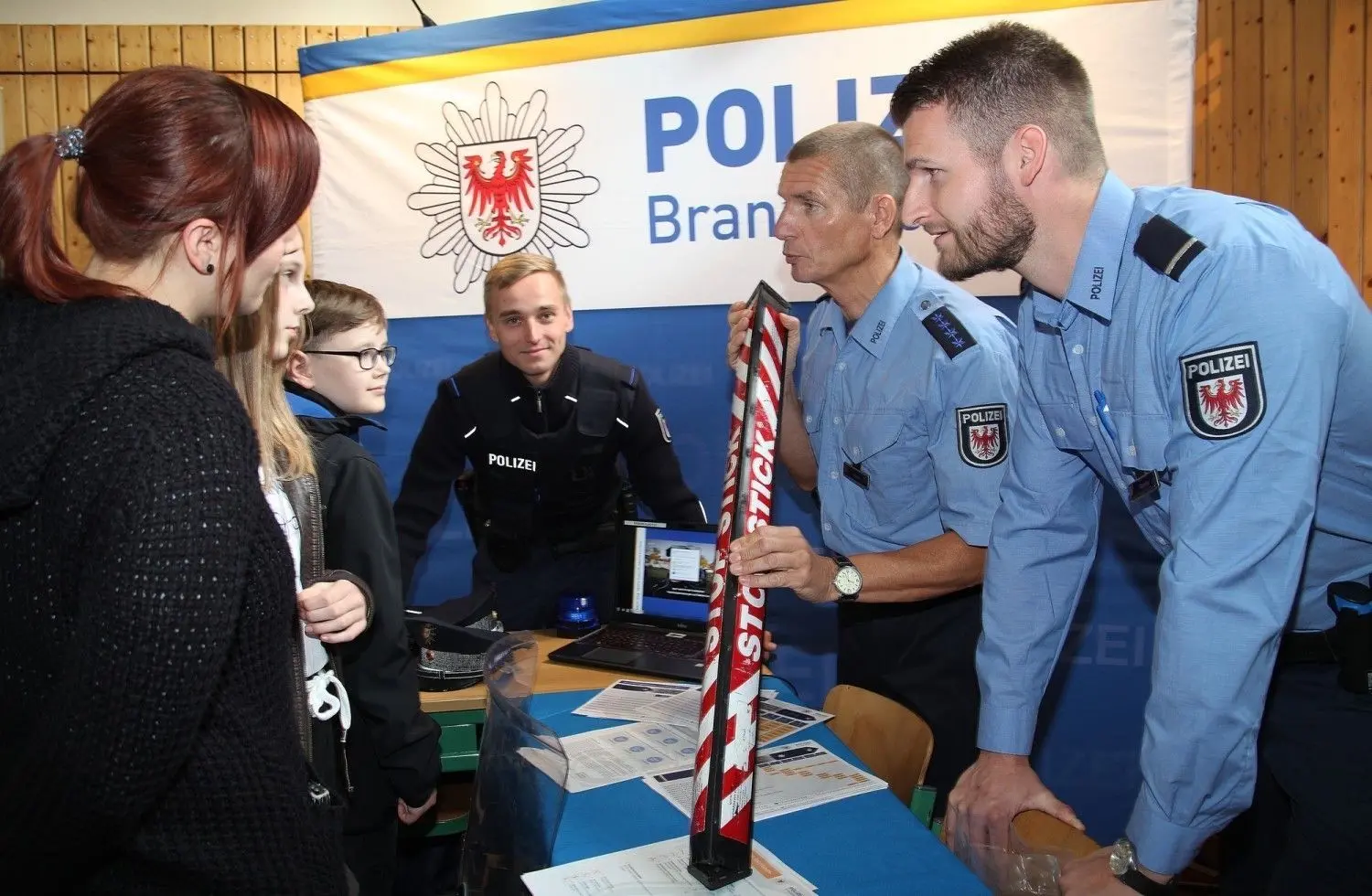 Zur Ausbildungsbörse in der Berufsorientierende Oberschule in Spremberg wirbt auch die Polizei regelmäßig um Nachwuchs. ⇥