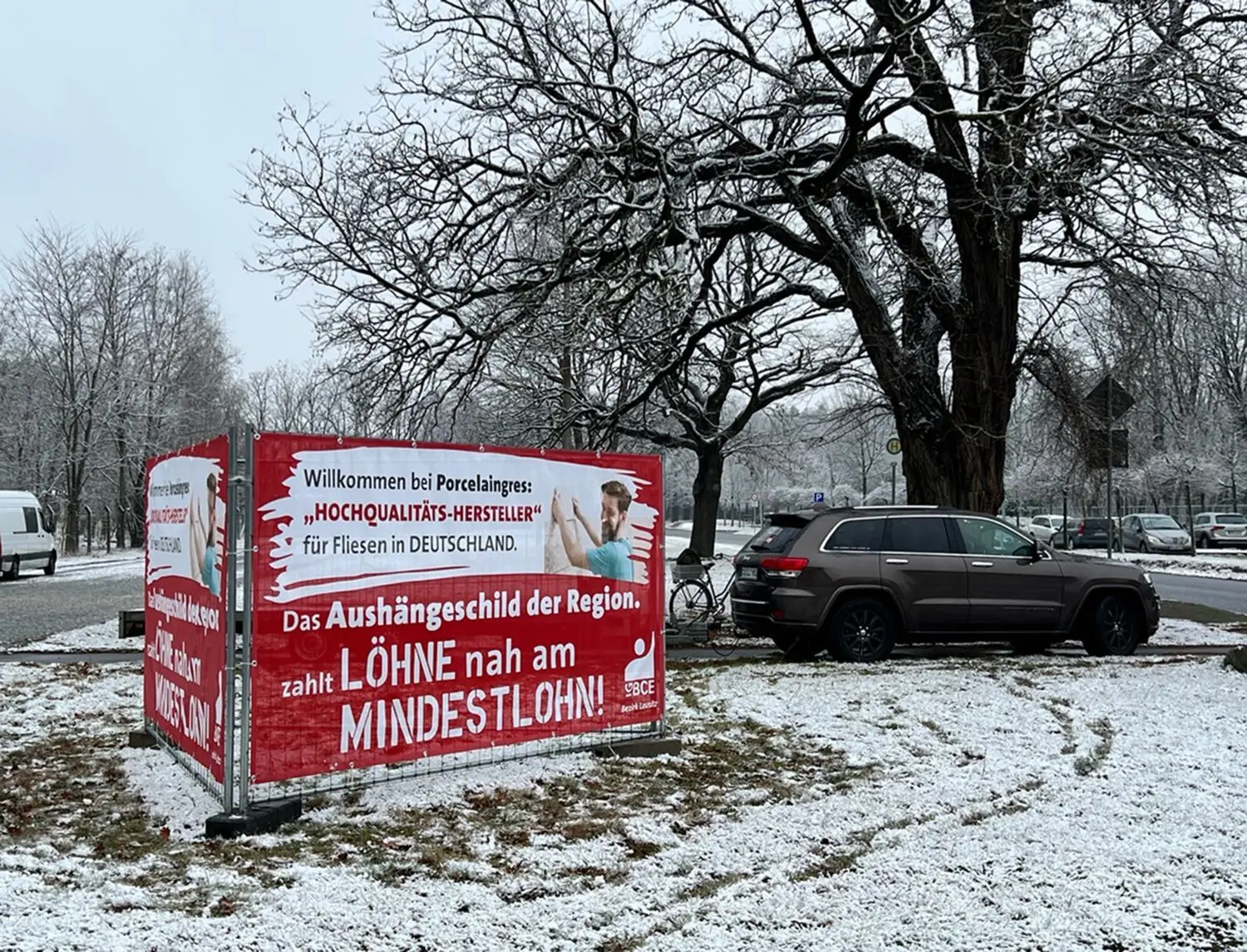 Um diese Banner geht es: Sie waren von der IGBCE am Eingang des Vetschauer Gewerbegebietes ITS (Industrie- und Technologiezentrum Spreewald) aufgestellt und von der Stadt wieder demontiert worden.