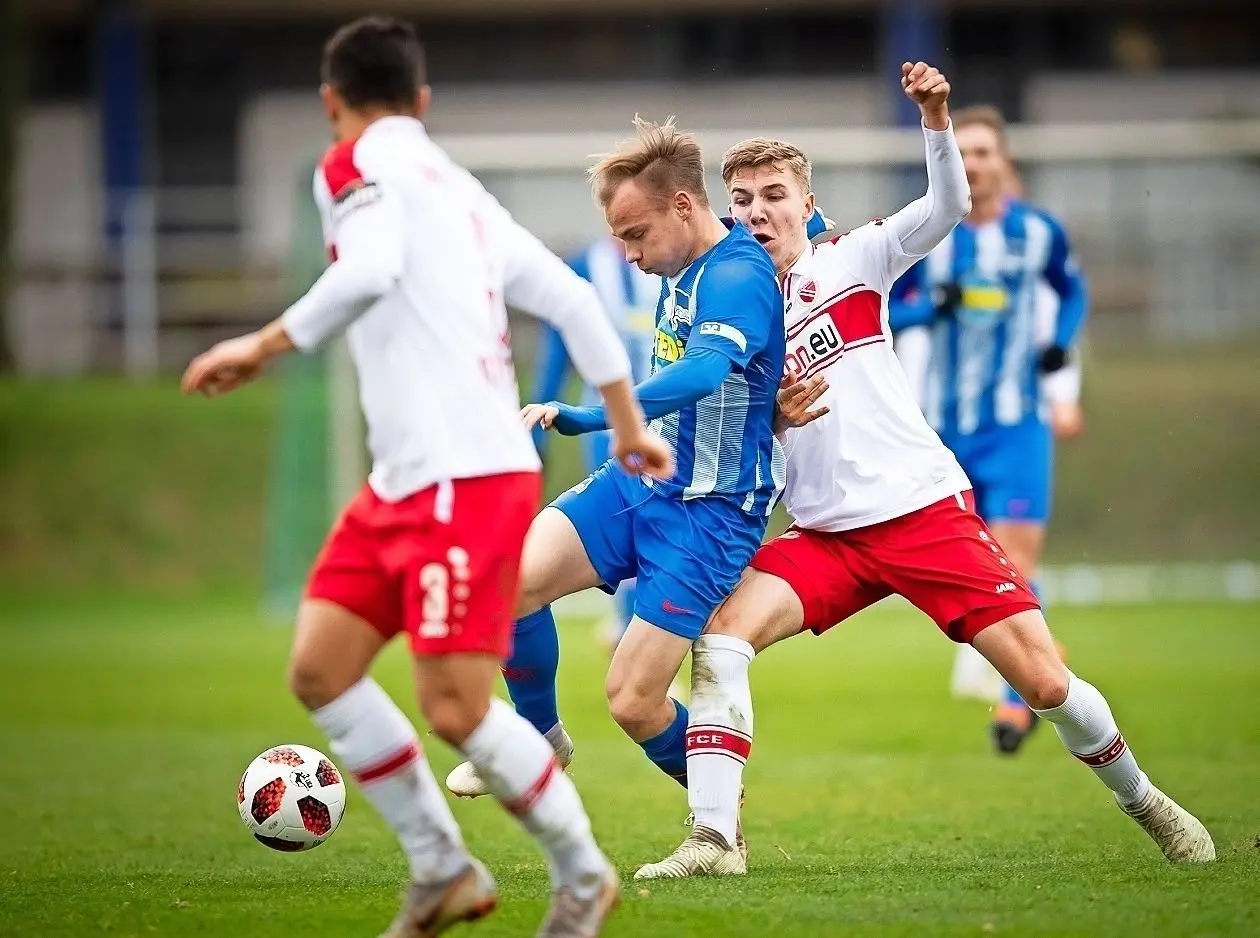 Beim kurzfristig angesetzten Cottbuser Test gegen die Berliner Reservemannschaft kamen vor allem die jüngeren Energie-Spieler wie Colin Raak (18 Jahre/r.) zum Einsatz. ⇥